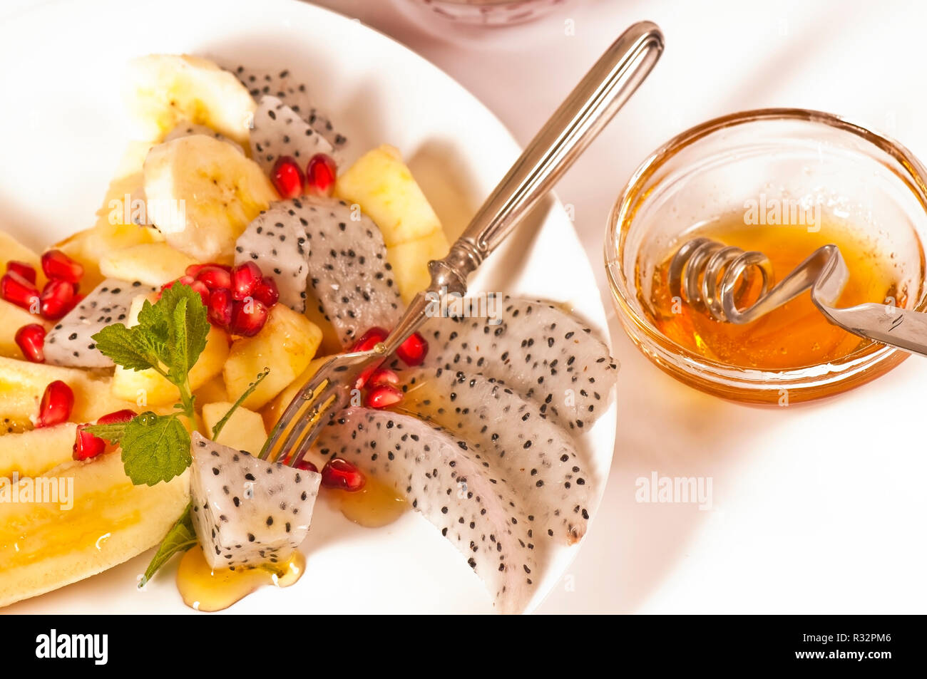 Macedonia di frutta con miele Foto Stock