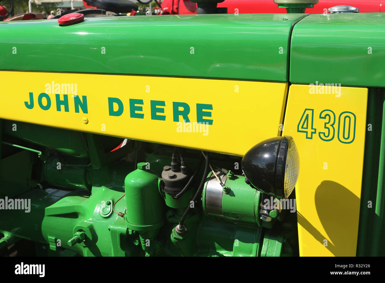 - Il trattore John Deere modello 430 logo e il motore. Canfield fiera. Mahoning County Fair. Canfield, Youngstown, Ohio, Stati Uniti d'America. Foto Stock