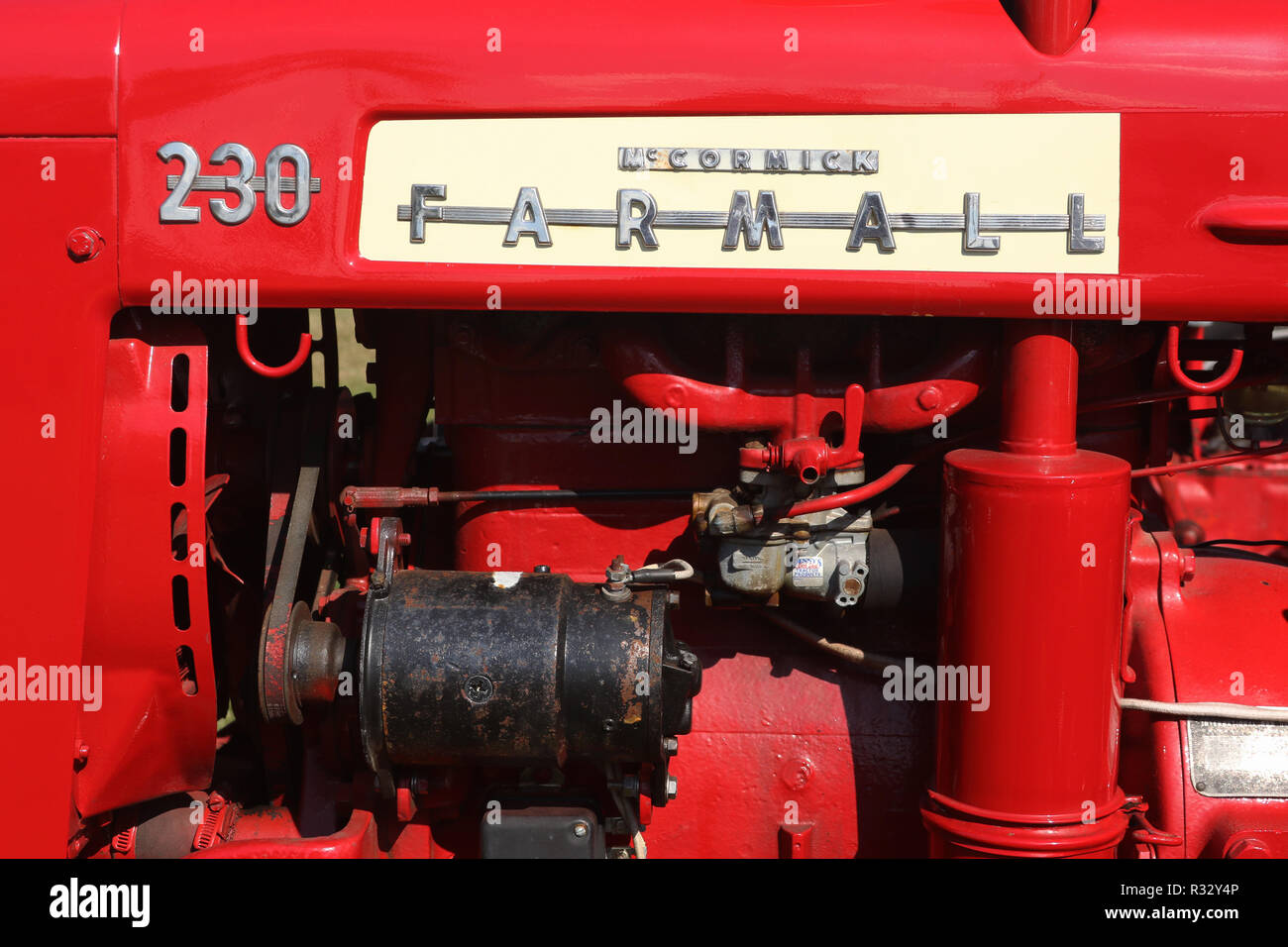 Trattore- 1958 McCormick Farmall modello 230. Canfield fiera. Mahoning County Fair. Canfield, Youngstown, Ohio, Stati Uniti d'America. Foto Stock