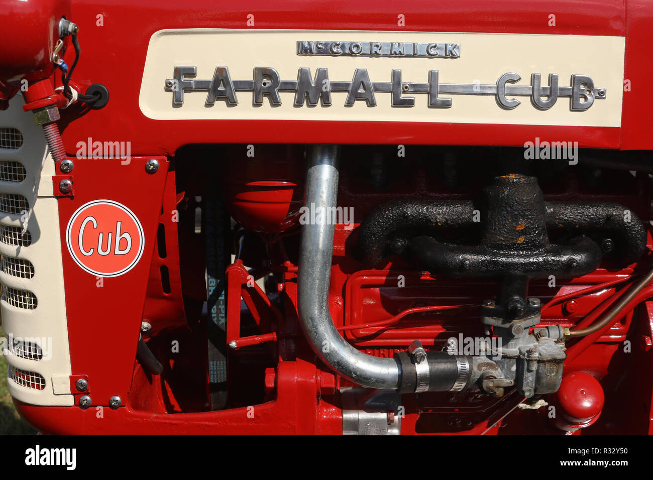 Trattore- 1955 McCormick Farmall modello Cub logo e il motore. Canfield fiera. Mahoning County Fair. Canfield, Youngstown, Ohio, Stati Uniti d'America. Foto Stock