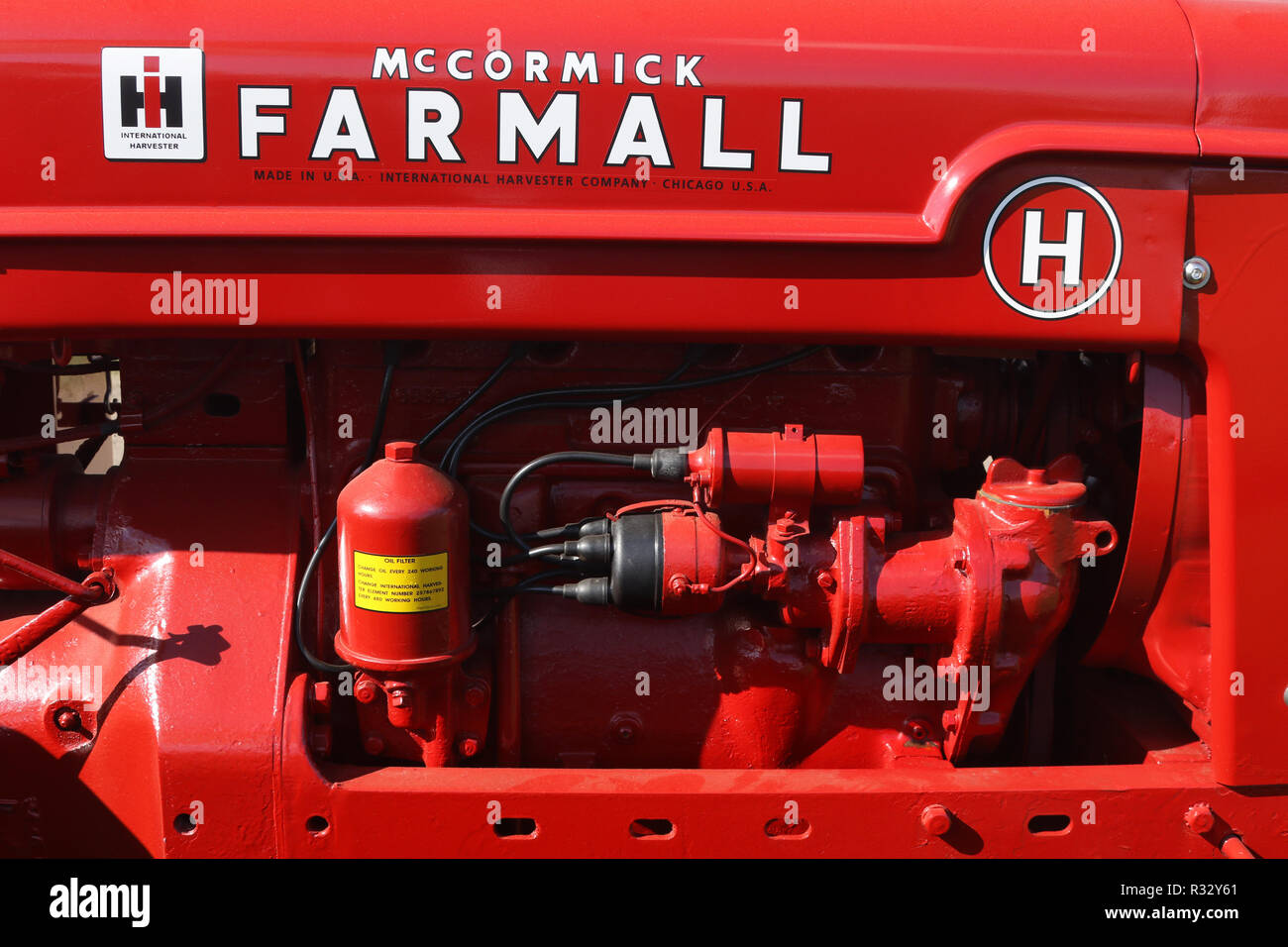 Trattore- 1951 International Harvester McCormick Farmall modello H logo e il motore. Canfield fiera. Mahoning County Fair. Canfield, Youngstown, Ohio, Stati Uniti d'America. Foto Stock