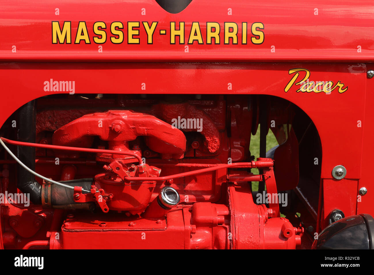 Trattore- 1953 Massey Harris modello logo dello stimolatore e motore. Canfield fiera. Mahoning County Fair. Canfield, Youngstown, Ohio, Stati Uniti d'America. Foto Stock