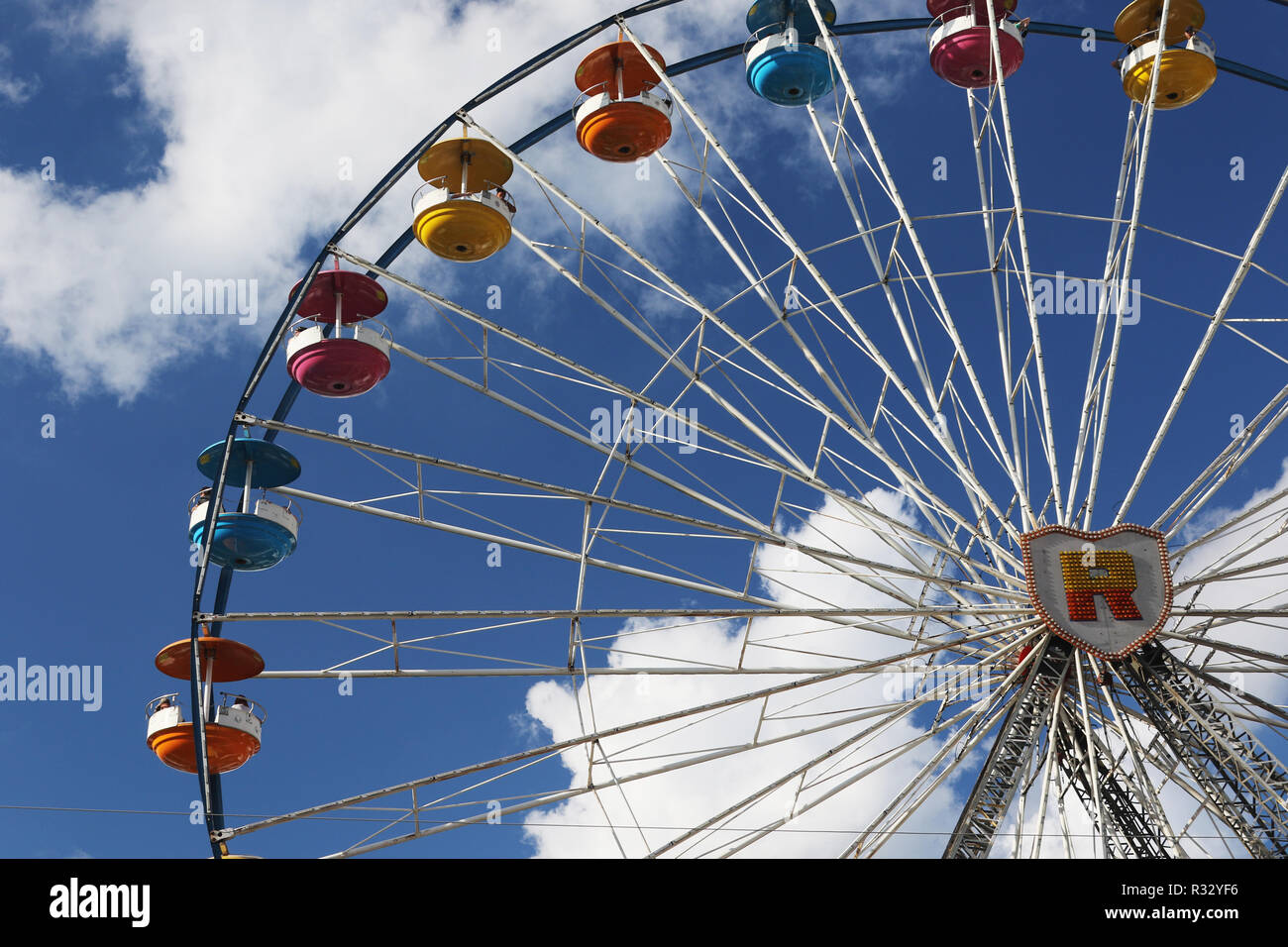 Ruota panoramica Ferris carnival ride contro il cielo blu e nuvole gonfi. Canfield fiera. Mahoning County Fair. Canfield, Youngstown, Ohio, Stati Uniti d'America. Foto Stock