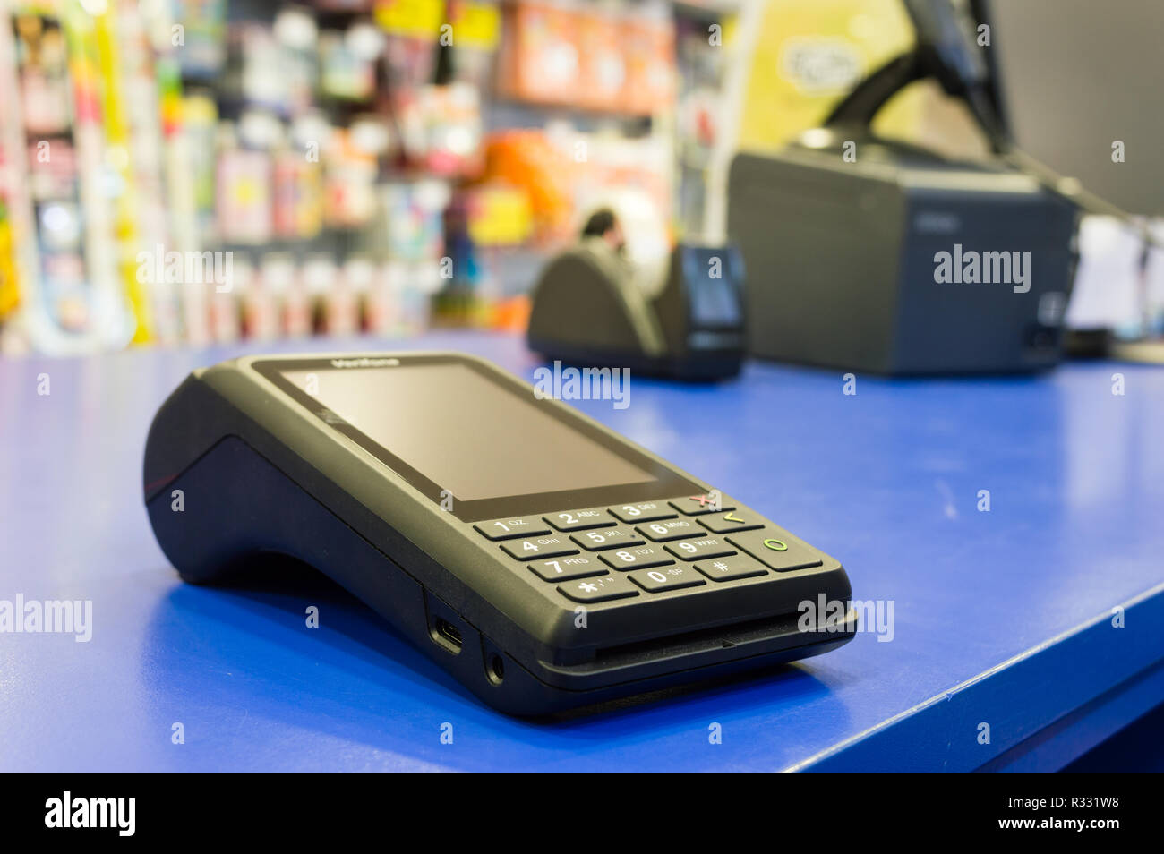 Nuovo nero pagamento con carta di credito, acquistare e vendere Prodotti & Servizio concetto. NFC o tecnologia wireless. Close-up button Foto Stock