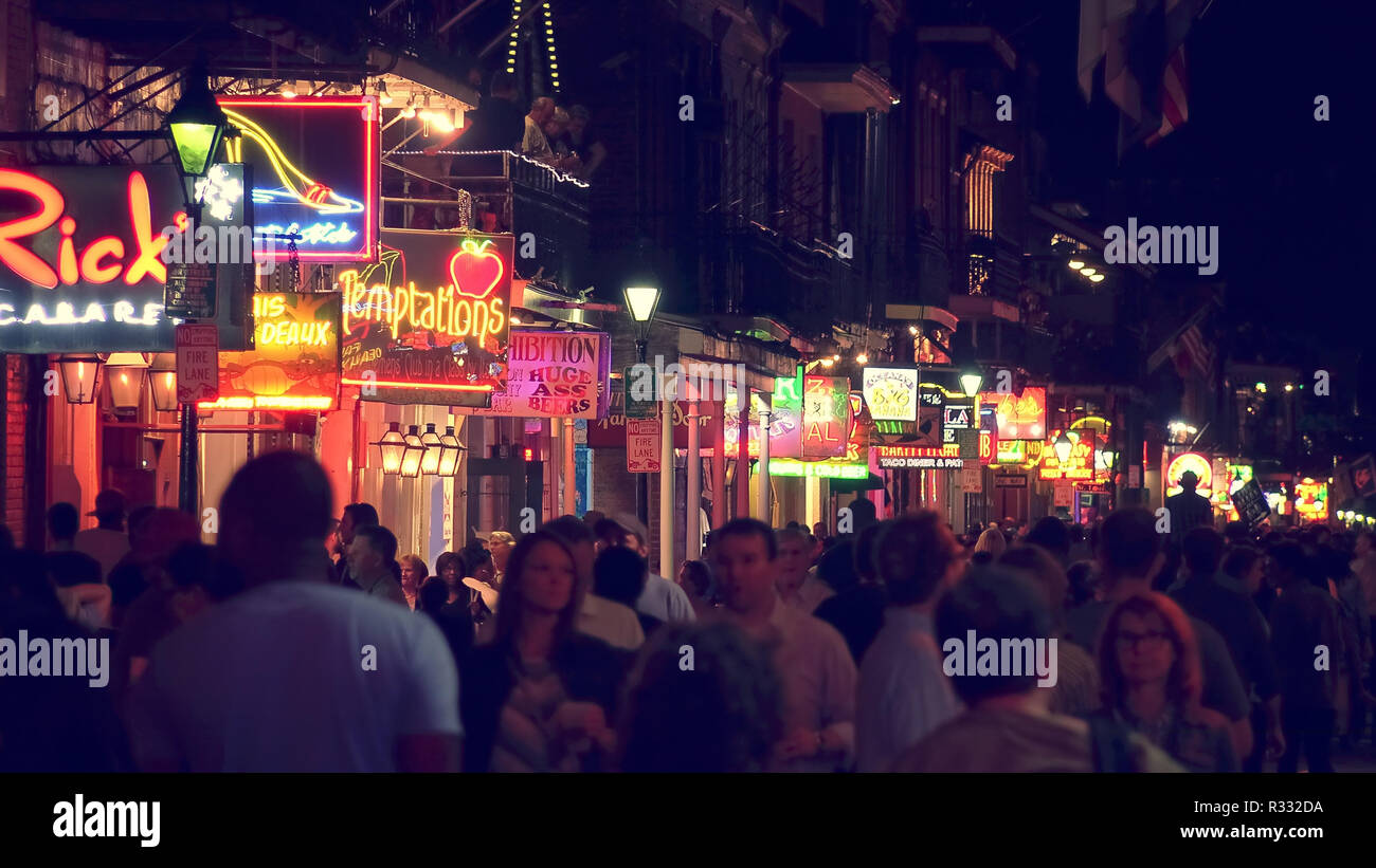 NEW ORLEANS, LOUISIANA - 6 maggio: persone non identificate su Bourbon Street di notte nello storico quartiere francese di New Orleans, in Louisiana il 6 maggio Foto Stock