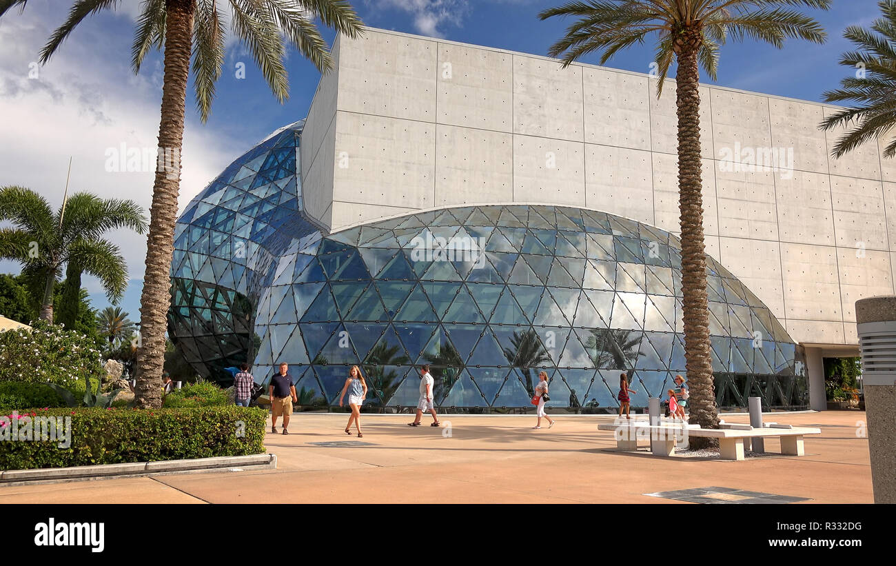 San Pietroburgo, FLORIDA - maggio 29: visitatori non identificati a piedi nella parte anteriore del Salvador Dali Museum di San Pietroburgo, Florida il 29 maggio, 2016. Foto Stock