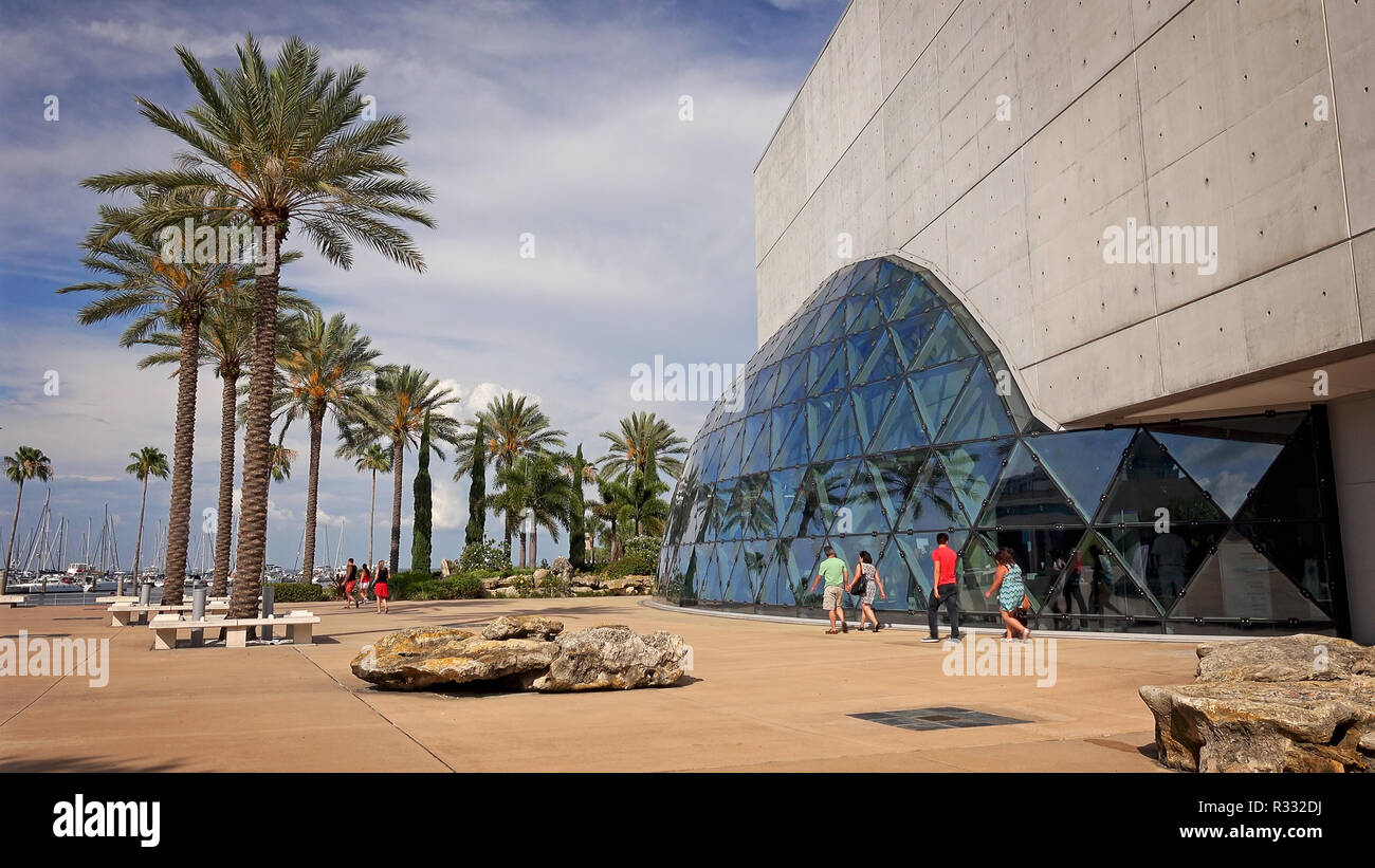 San Pietroburgo, FLORIDA - maggio 29: visitatori non identificati a piedi passato il Museo Salvador Dali in St Petersburg, in Florida il 29 maggio, 2016. Foto Stock