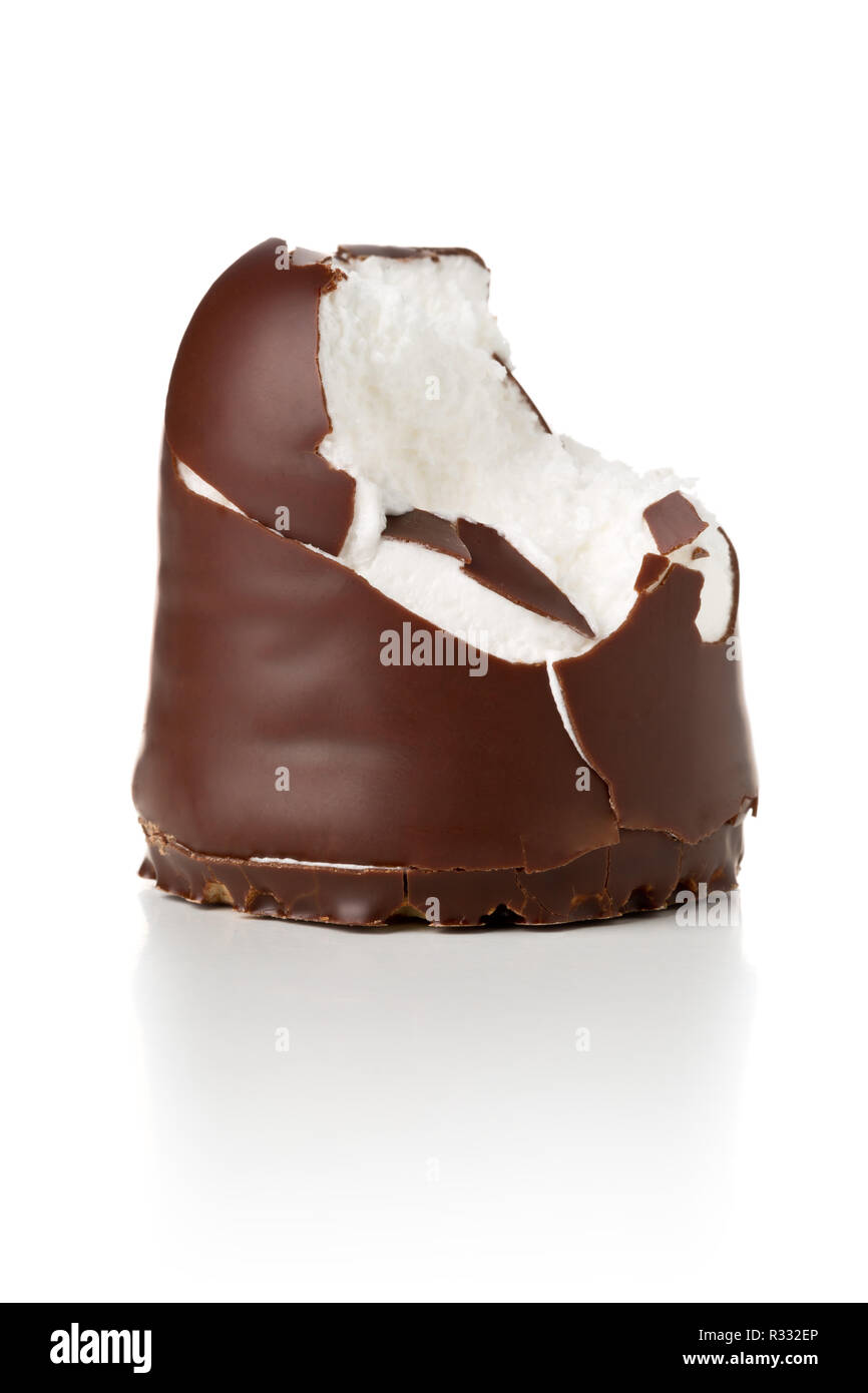 Tutta la specialità tedesche dolce 'Schokokuss' o 'Schokoschaumkuss' (piccolo di cioccolato coperto farcita con zucchero schiumoso) su sfondo bianco Foto Stock