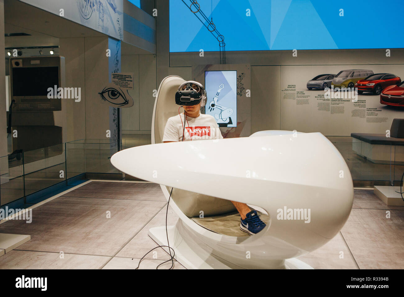 Berlino, 29 agosto 2018: guida virtuale con l aiuto di occhiali virtuali della nuova concept car Volkswagen I.D. La guida virtuale le auto del futuro al salone auto Volkswagen Group Forum. Foto Stock