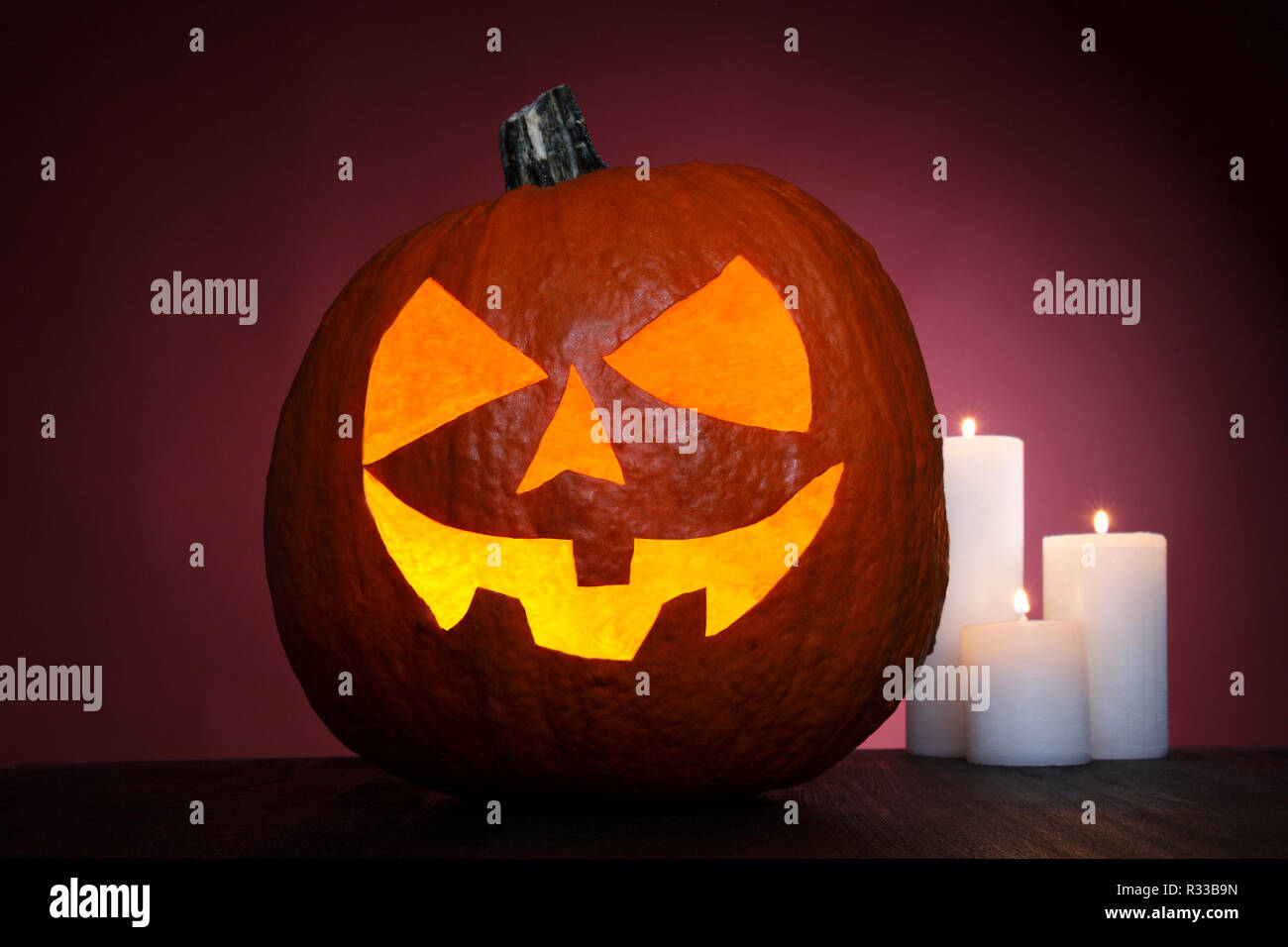 Zucca vibranti su sfondo rosso Foto Stock