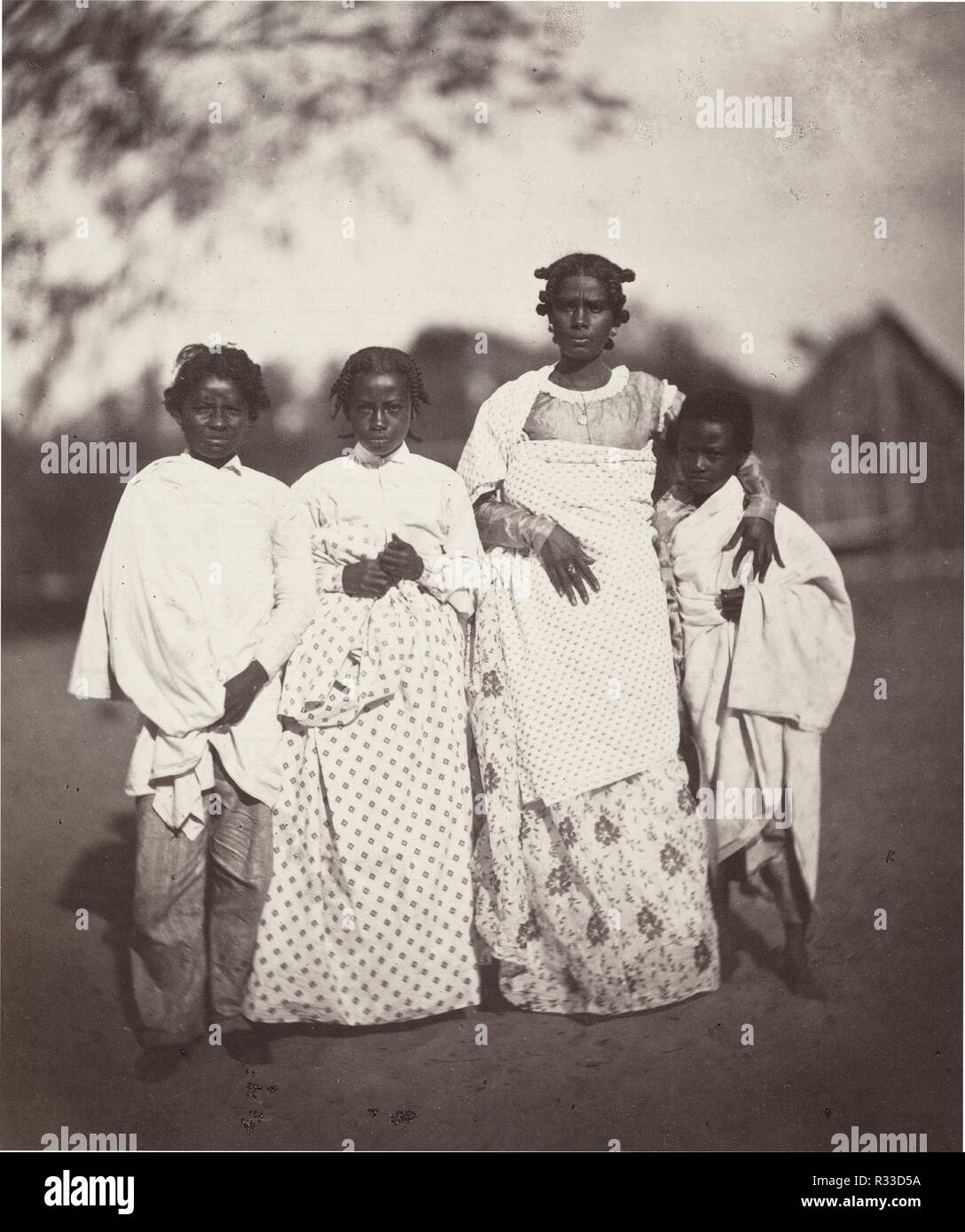 Femme Malgache et ses enfants (Madagascan donna e i suoi figli) (piastra 3). Data: 1863. Dimensioni: immagine: 21 x 17,6 cm (8 1/4 x 6 15/16 in.) foglio: 42,6 x 29,9 cm (16 3/4 x 11 3/4 in.). Medium: albume stampa. Museo: National Gallery of Art di Washington DC. Autore: Désiré a Charnay. Foto Stock