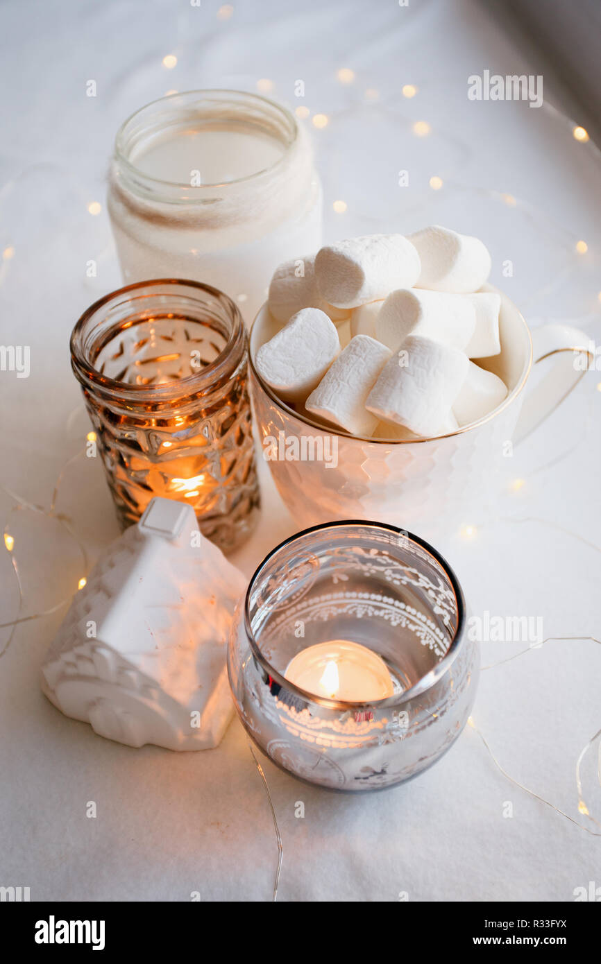Autentica atmosfera tranquilla. Kinfolk Hygge Slow Living Style. Accogliente autunno o inverno mattina a casa Foto Stock