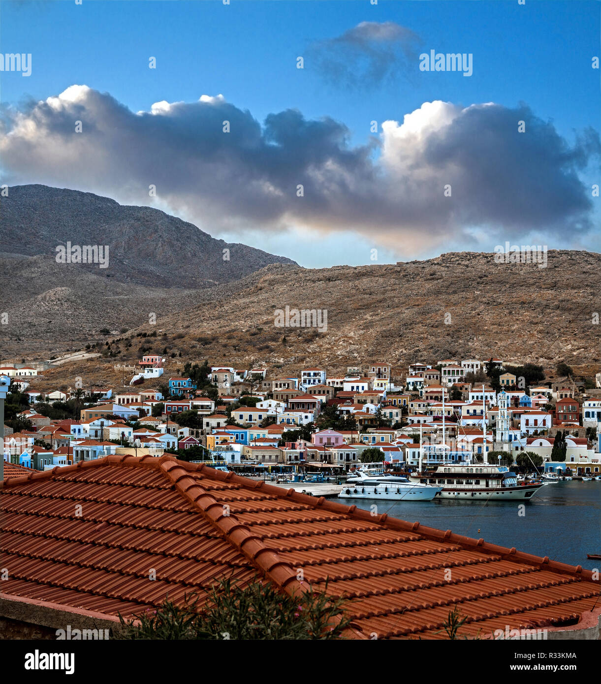 Le isole greche. Il porto di Halki isola Foto Stock