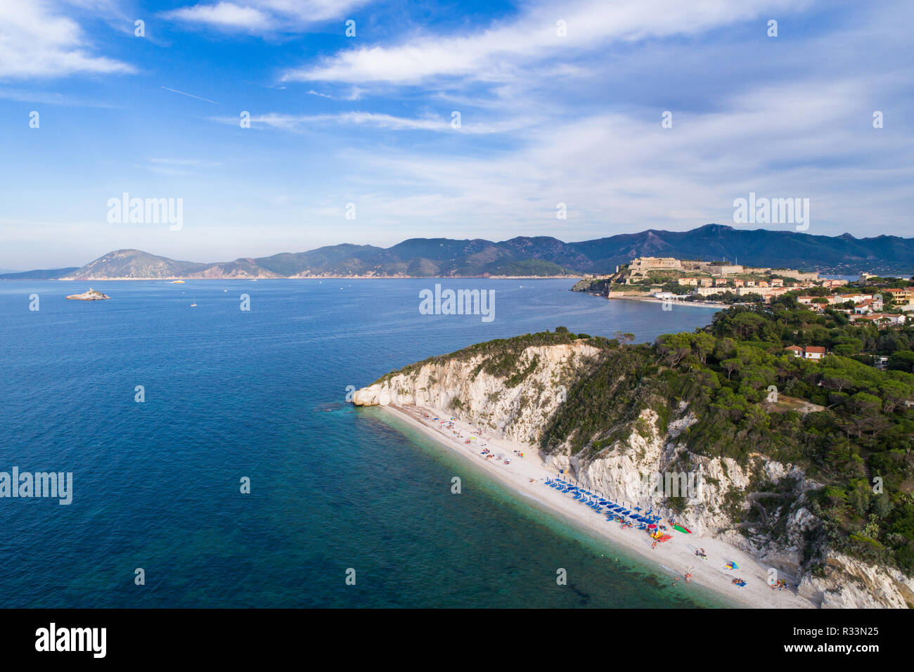 Famosa spiaggia di Capobianco vicino a Portoferraio. Isola d'Elba in Italia. Riprese aeree Foto Stock