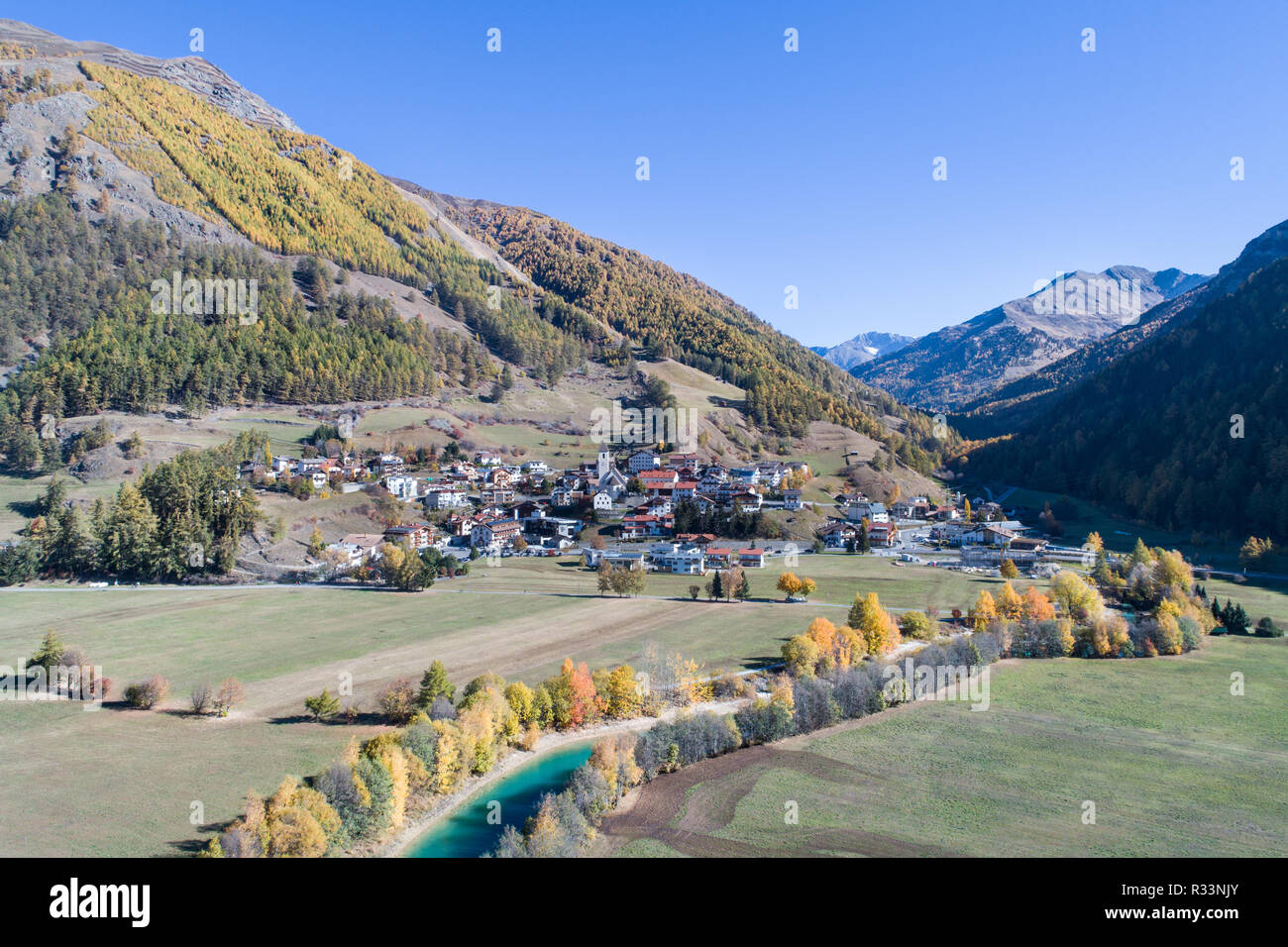 Villaggio di Curon Venosta. Trentino Alto Adige. Foto aerea Foto Stock