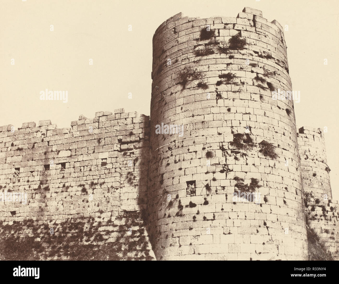 Kalaat-El-Hosn, Deuxième Enciente, extérieur, Tour d'angolo sud-ouest. Data: 1859. Dimensioni: Immagine: 21,75 x 28.26 cm (8 9/16 x 11 1/8 in.). Montaggio: 45.4 x 59.21 cm (17 7/8 x 23 5/16 in.). Medium: albume stampa. Museo: National Gallery of Art di Washington DC. Autore: Luigi De Clercq. Foto Stock
