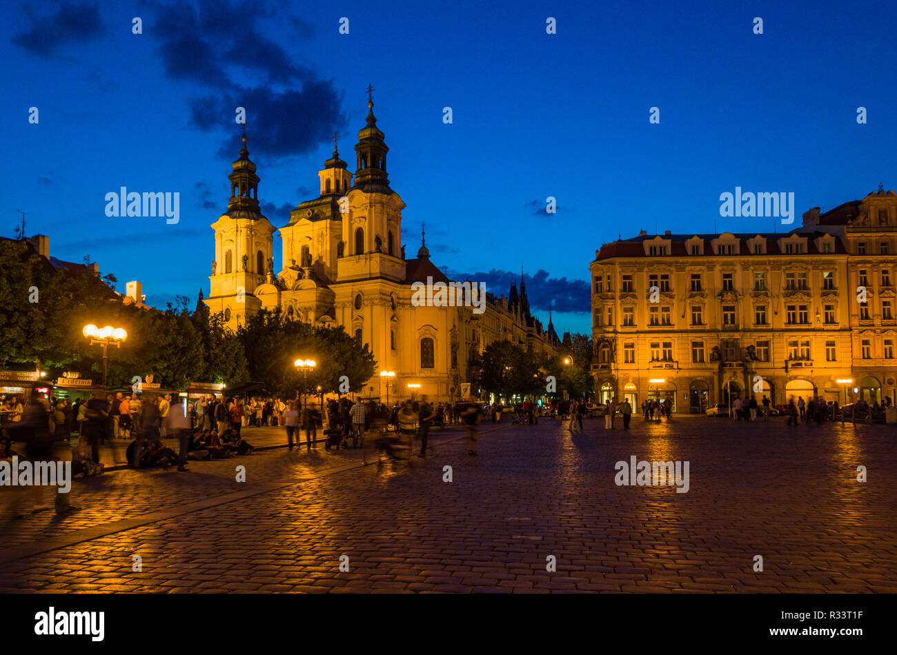 Il 'Kostel sv. Mikulase', la chiesa di San Nicola a notte su 'Staromestske Namesti', la piazza principale del borgo 'Stare Mesto' Foto Stock