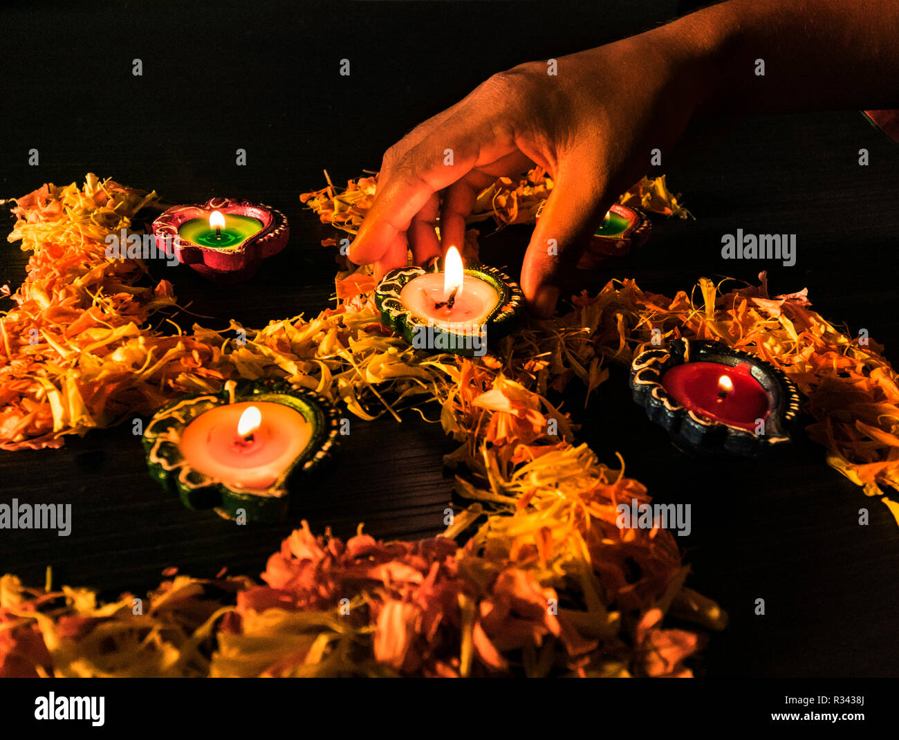 Una ragazza diyas illuminazione per celebrare diwali e dhanteras festival in India Foto Stock