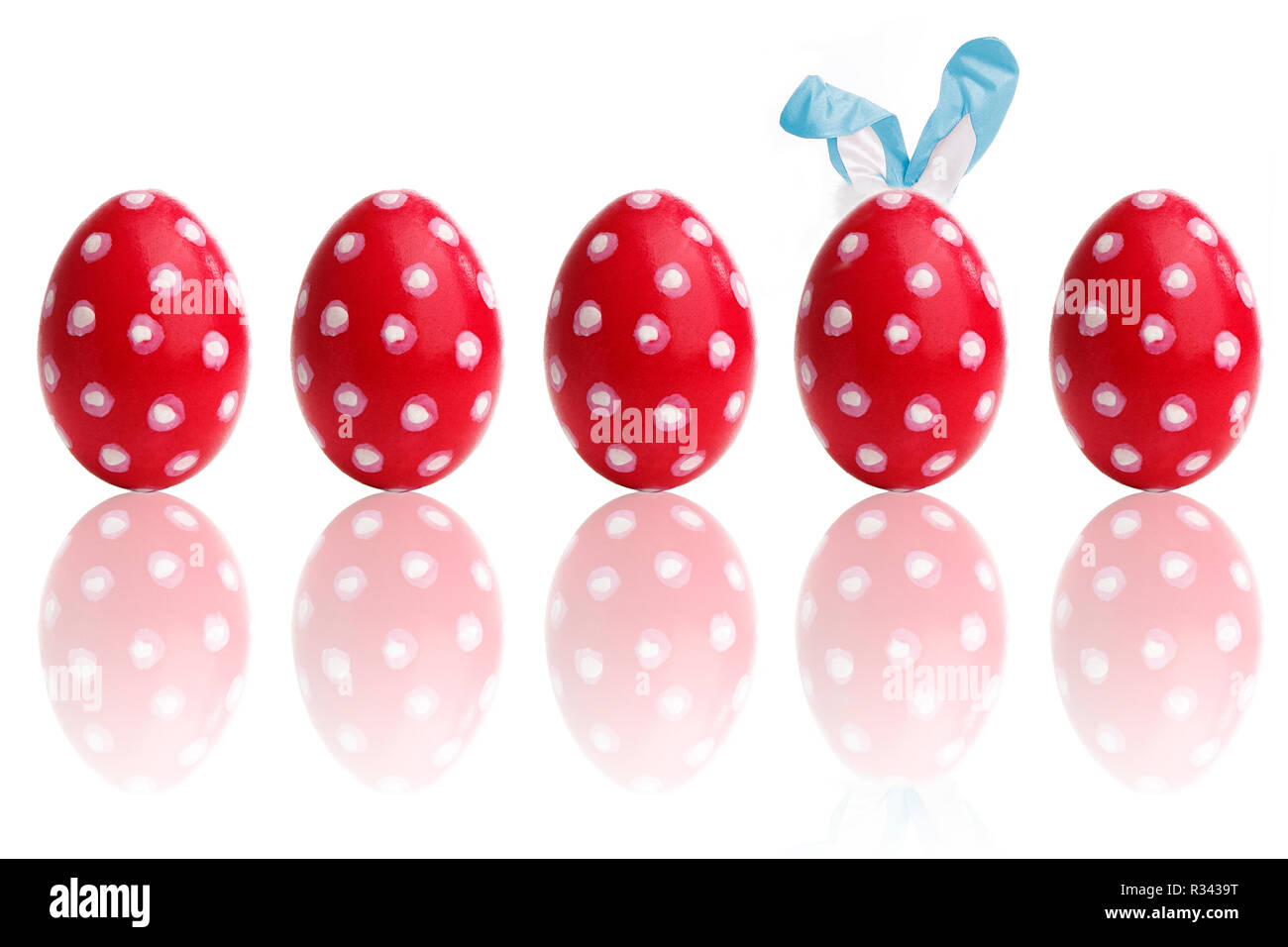 Rosso dipinto a mano le uova con blue bunny orecchie Foto Stock