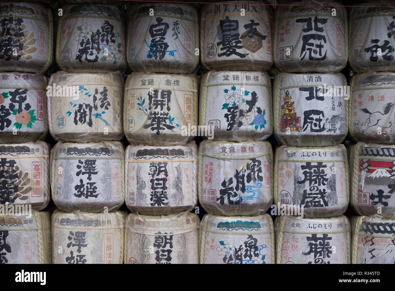 Tradizionali botti di Sake al Nikko Futarasan jinja in Nikko, Giappone. Foto Stock