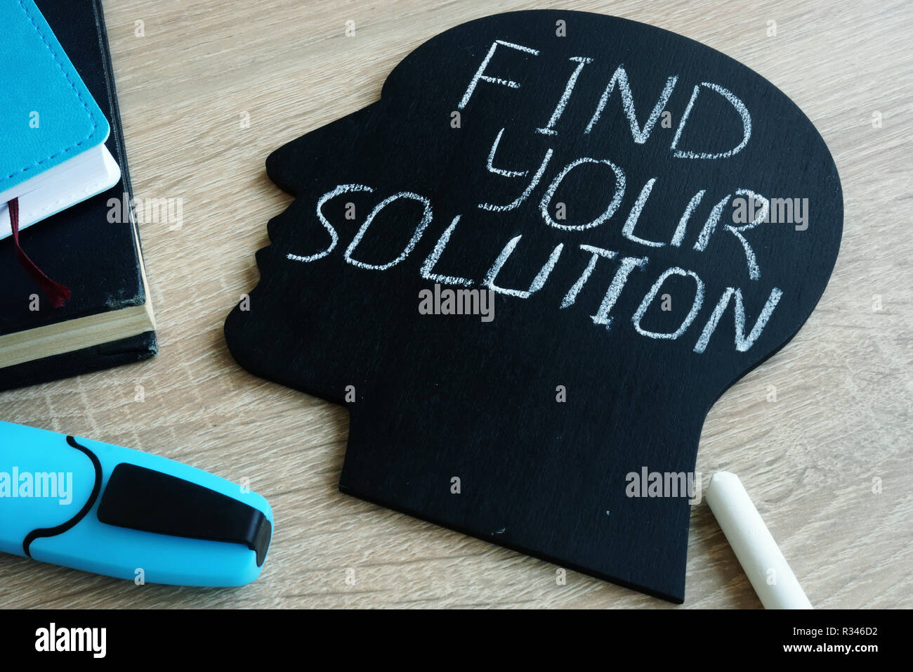 Trova la soluzione scritta sulla silhouette di testa. Foto Stock