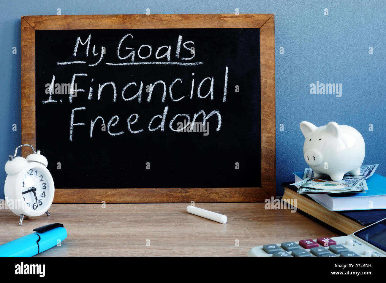 I miei obiettivi e la libertà finanziaria scritto su una lavagna. Foto Stock