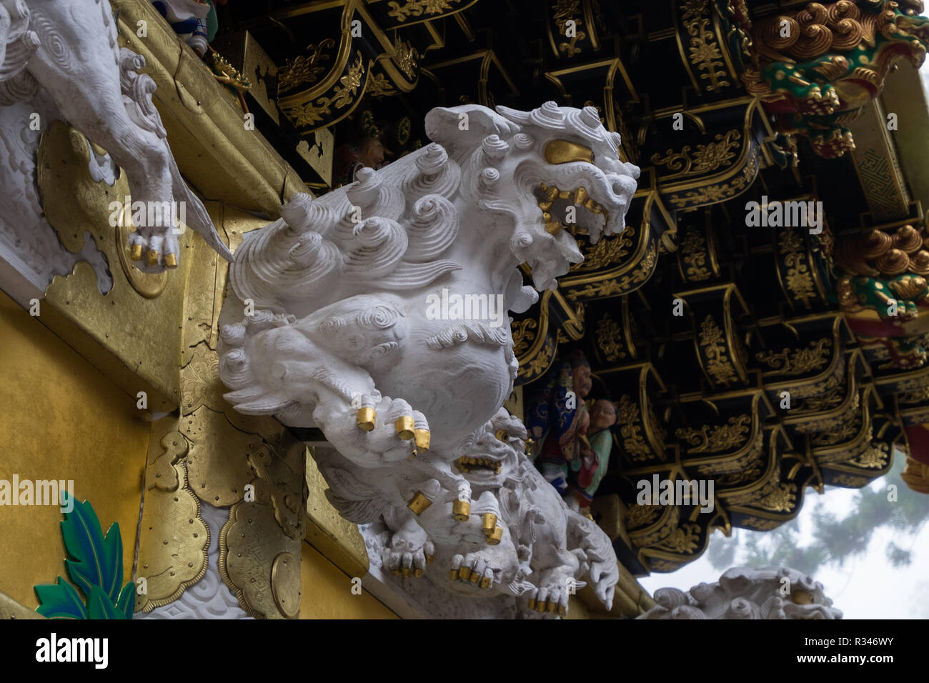 Draghi bianchi e foglia oro su Yomeimon a Toshogu in Nikko, Giappone. Foto Stock