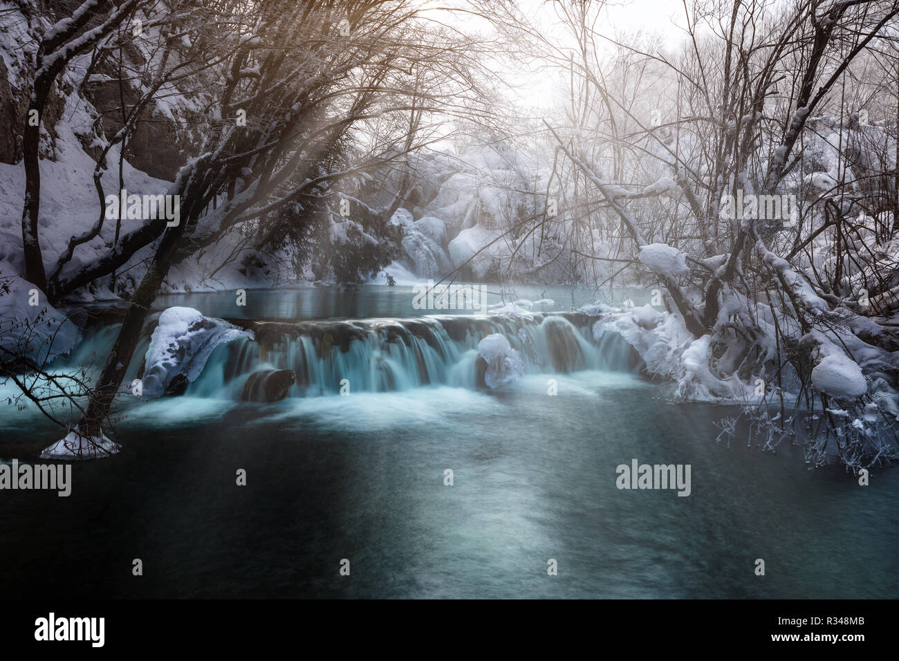 Cascata presso i laghi di Plitvice durante l'inverno, Croazia, Europa Foto Stock