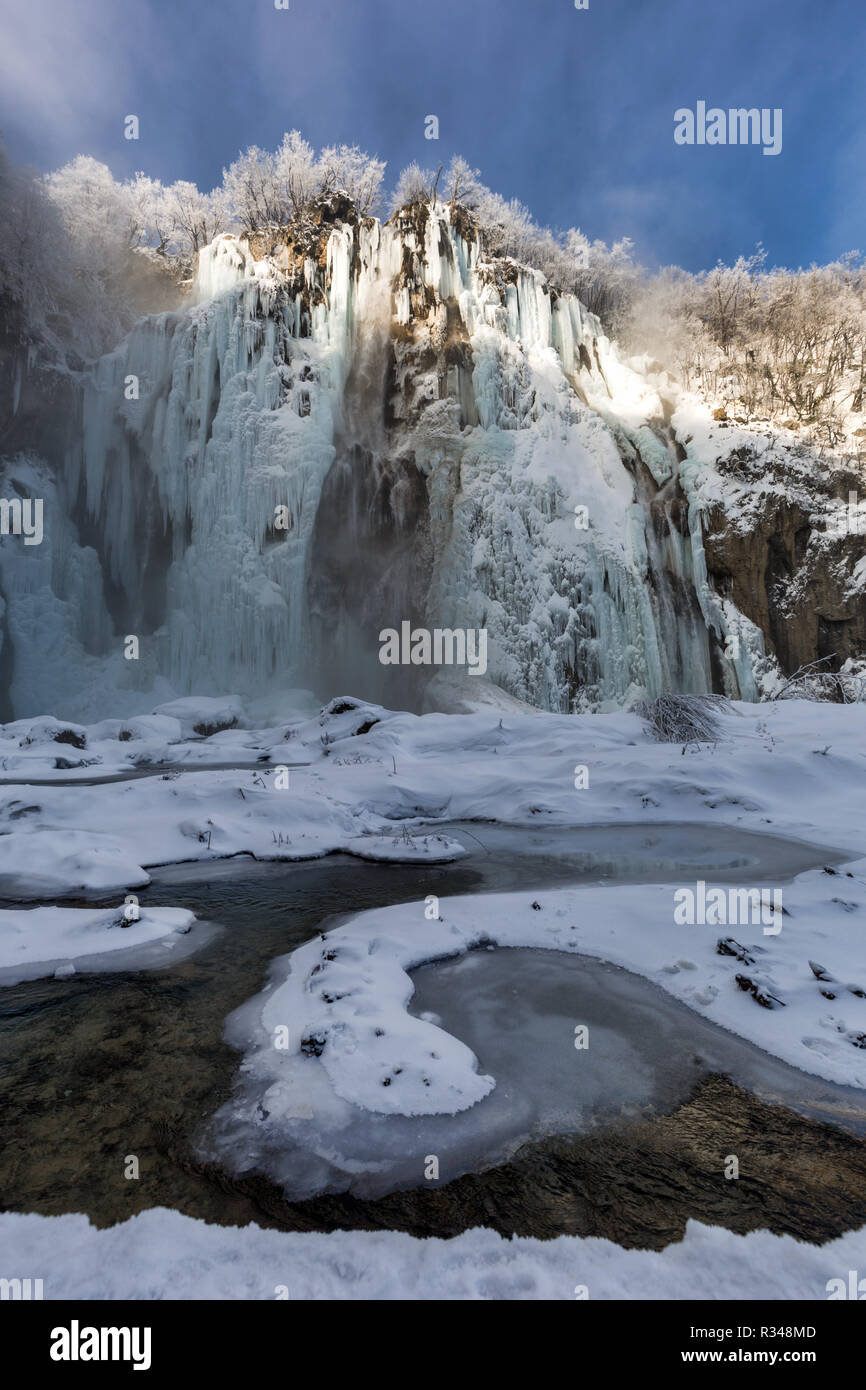 Cascata ghiacciata presso i laghi di Plitvice durante l'inverno, Croazia, Europa Foto Stock