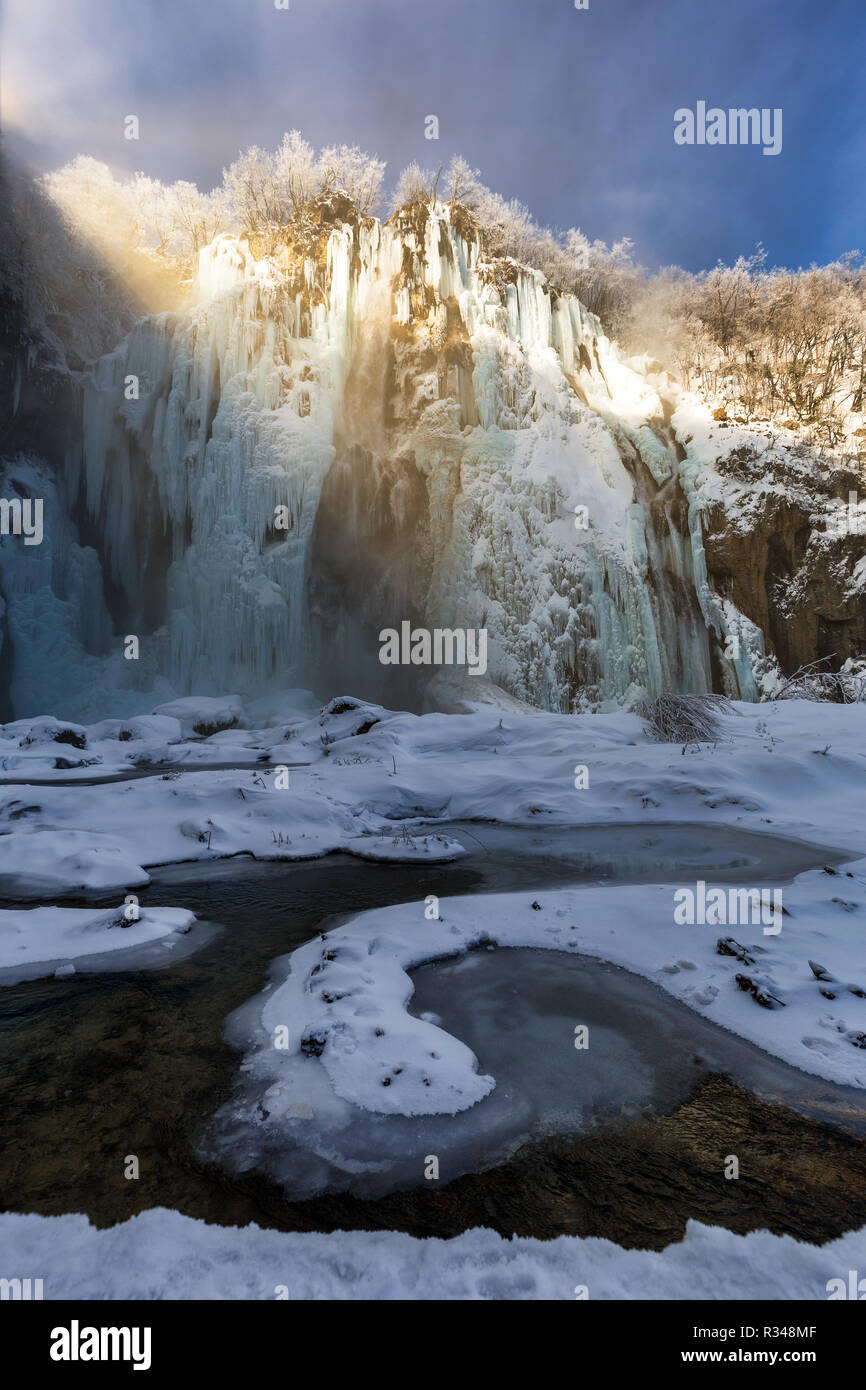 Cascata ghiacciata presso i laghi di Plitvice durante l'inverno, Croazia, Europa Foto Stock