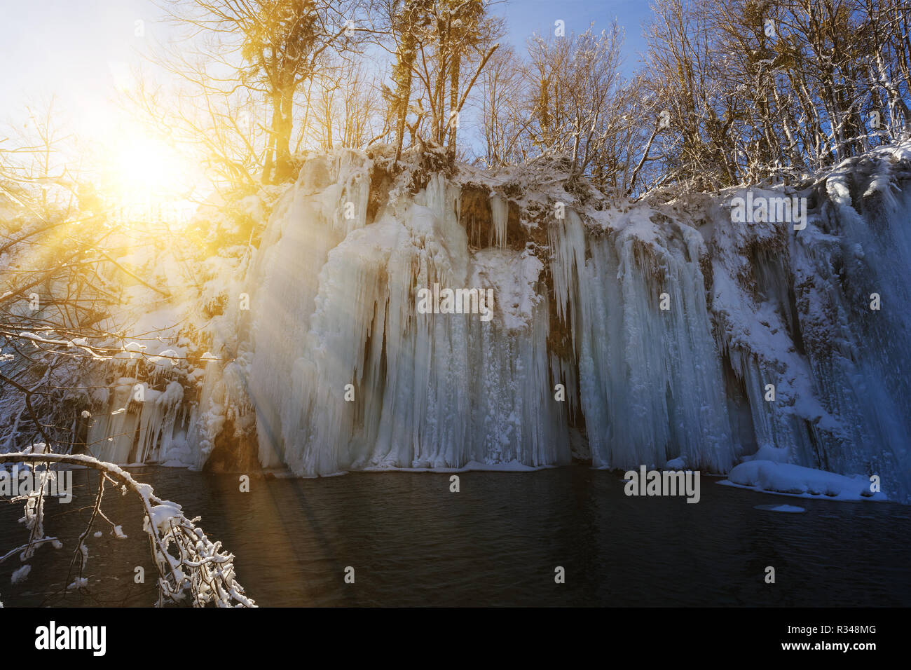 Cascata ghiacciata presso i laghi di Plitvice durante l'inverno, Croazia, Europa Foto Stock
