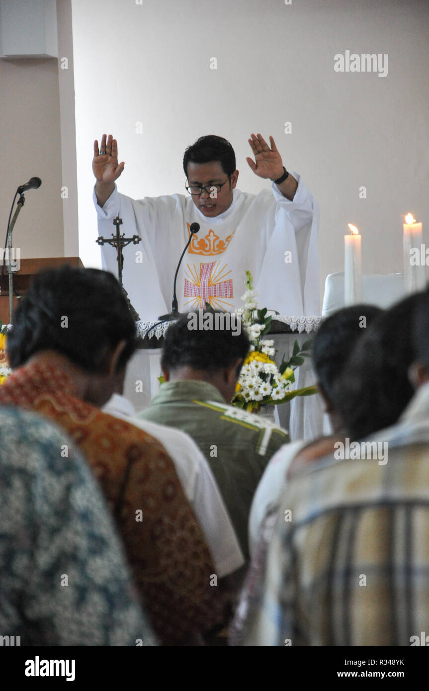 Batam, Indonesia. Un sacerdote benedice durante un battesimo mass. Foto Stock