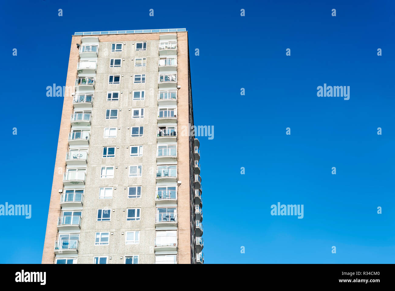 Corte torre alta crescita edilizia residenziale. Suburban appartamenti alto alloggio. Foto Stock