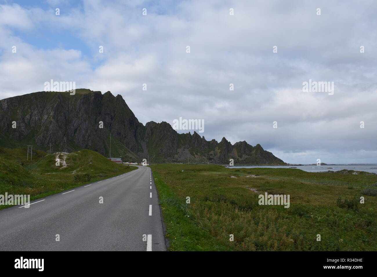 Norwegen, Nordland, Andenes, Andøya, Vesterålen, Insel, Küste, Sommer, Straße, Landstraße, Gebirge, Fv 976, 976, Dorf, Brandung, Andhauet, Bleik, Stra Foto Stock