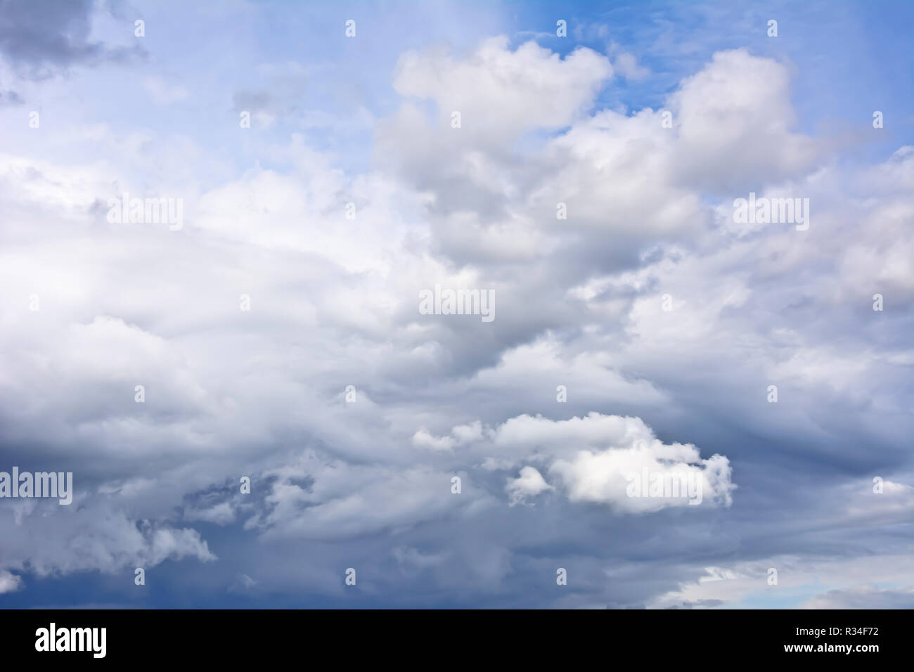 Sky con robusto nuvole su un ventoso giorno d'estate. Foto Stock