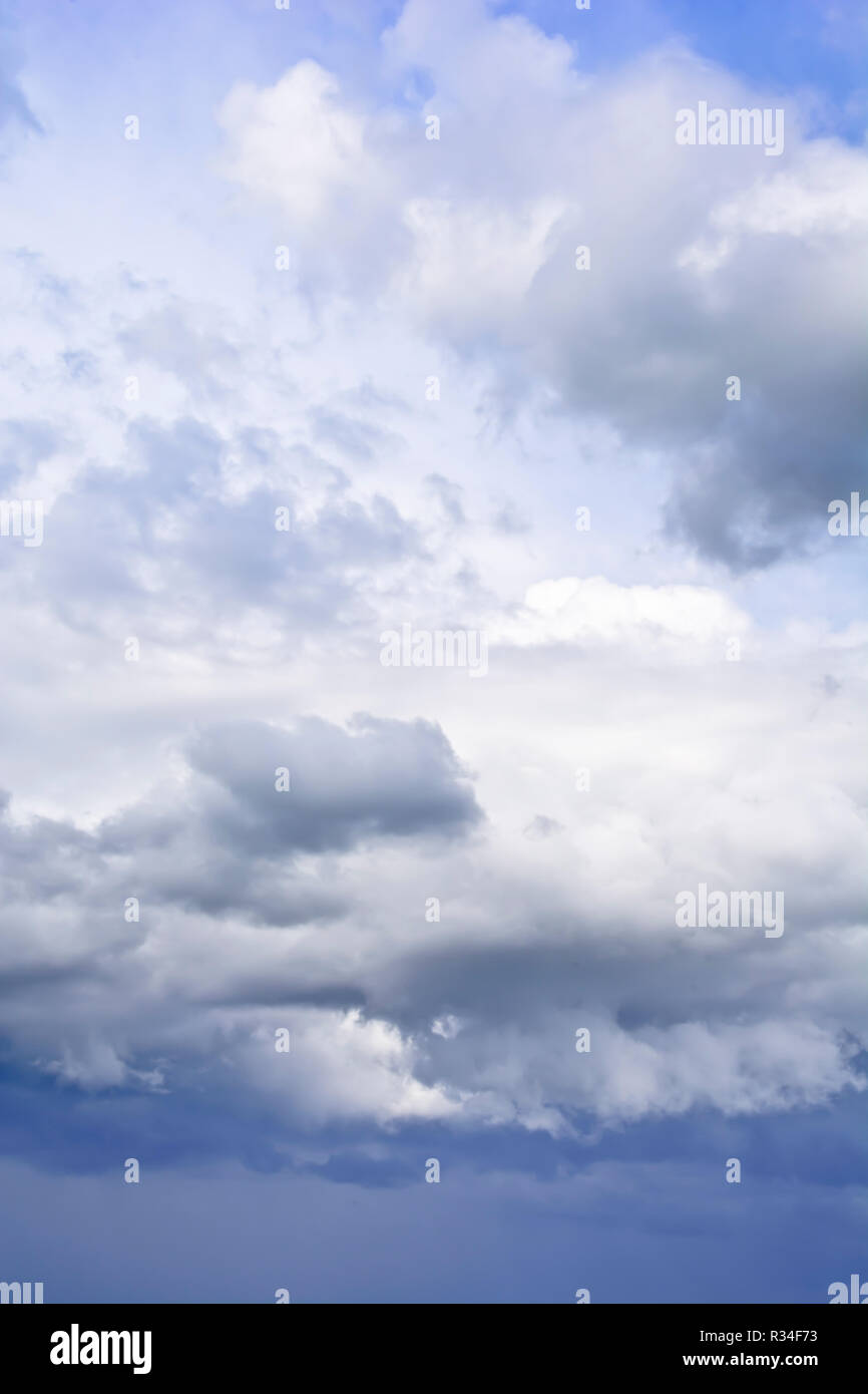 Sky con robusto nuvole su un ventoso giorno d'estate. Foto Stock