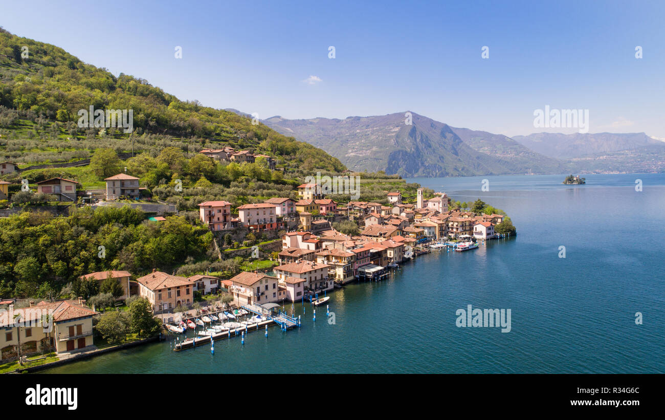 Monte Isola, Lago d'Iseo. Borgo di Carzano. Foto aerea Foto Stock