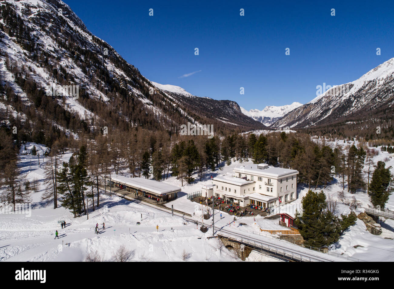 Valle del Morteratsch, Alpi Svizzere e il trenino rosso del Bernina. Stazione ferroviaria di Morteratsch Foto Stock