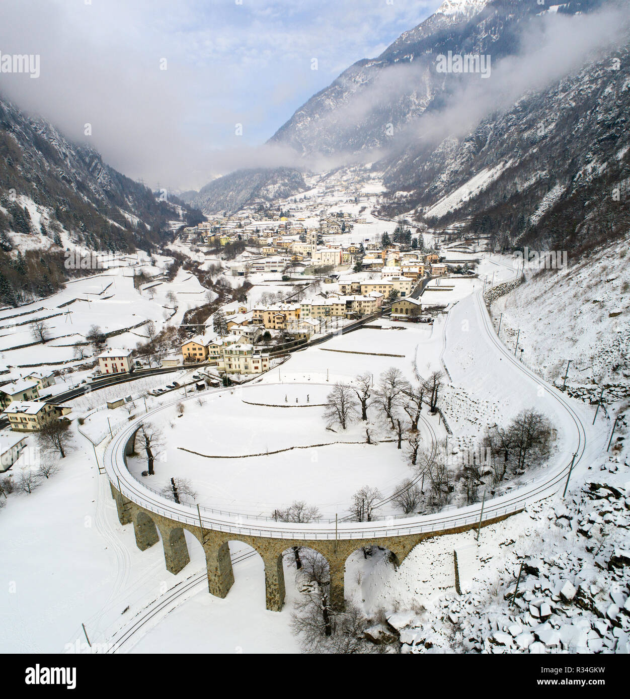 Viadotto di Brusio nelle alpi svizzere, il Bernina Express Foto Stock