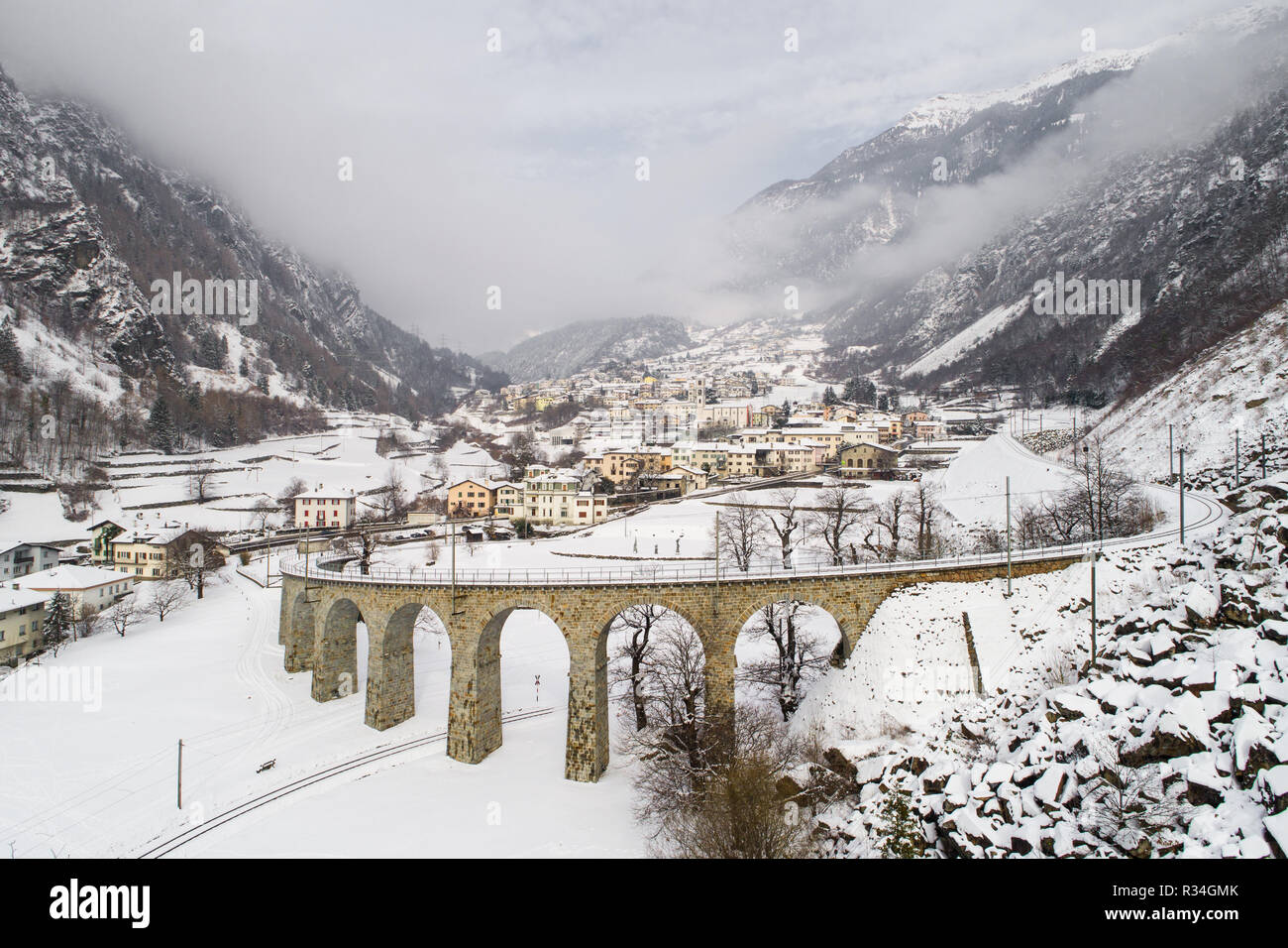 Villaggio di Brusio e viadotto, binari del treno. Il Trenino Rosso del Bernina Foto Stock