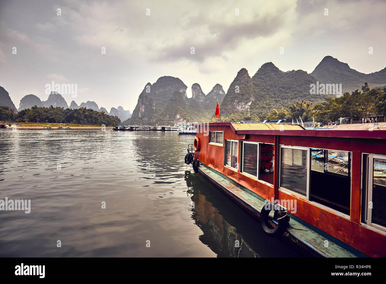 Retrò tonica foto di barche ormeggiate presso il Fiume Lijiang banca in Xingping. Il Fiume Lijiang crociere sono tra i top Cina destinazioni di viaggio. Foto Stock