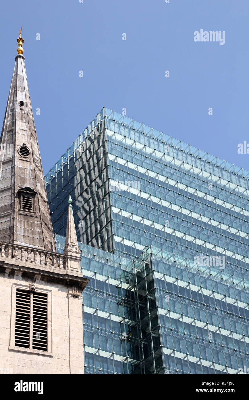 Il contrasto tra i vecchi e i nuovi edifici - e il sacro edificio secolare Foto Stock