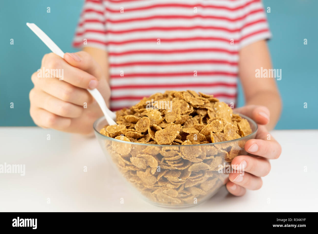 La prima colazione con cereali integrali concetto. Illustrativi immagine minimalista di sano cibo vegetariano sul tavolo e affamati e persona Foto Stock
