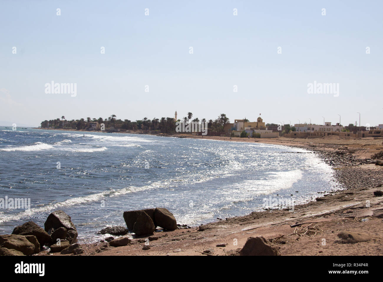 Sinaa, Egitto - 4 Novembre 2018:- photo per la costa del Mar Rosso nella città egiziana di Sinaa, che mostra acqua e alcune rocce. Foto Stock