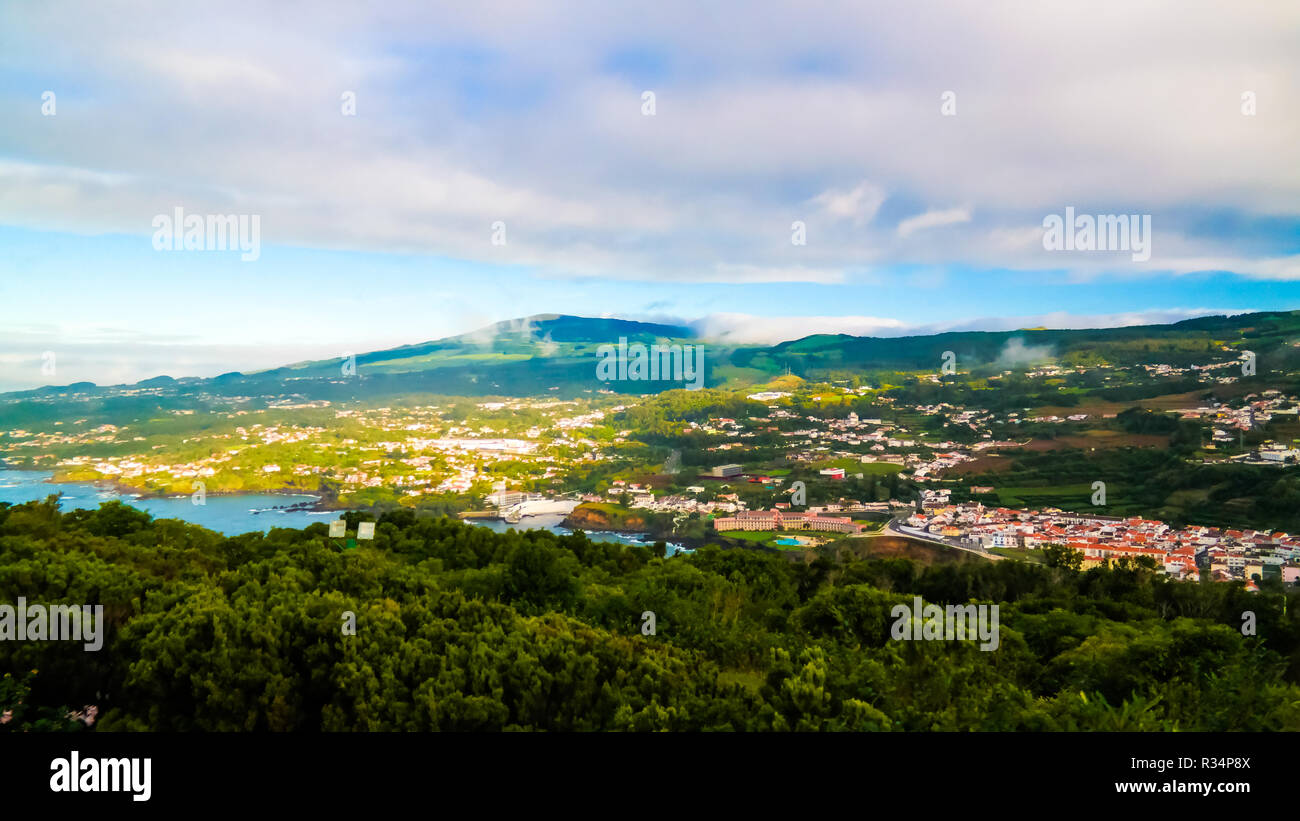 Antenna vista panoramica di Angra do Heroismo dal Monte Brasil mountain, a Terceira Azzorre, Portogallo Foto Stock