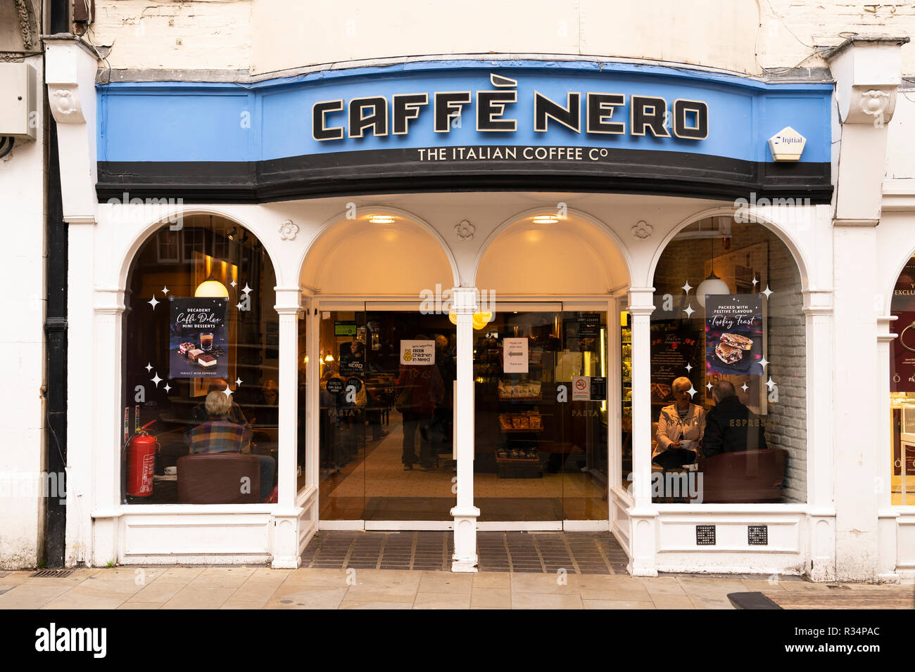 Un Cafe Nero coffee shop su Winchester high street vicino a tempo di Natale Foto Stock