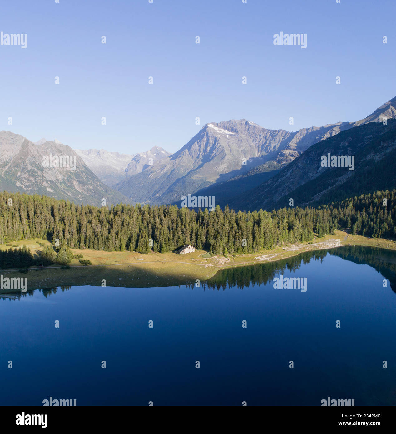 Lago alpino in Valtellina. Lago Palù in Valmalenco. Foto aerea Foto Stock