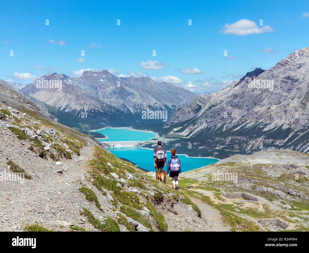 Trekking in montagna, gli escursionisti in Valtellina. Laghi di Cancano, Stelvio Parco Nazione Foto Stock