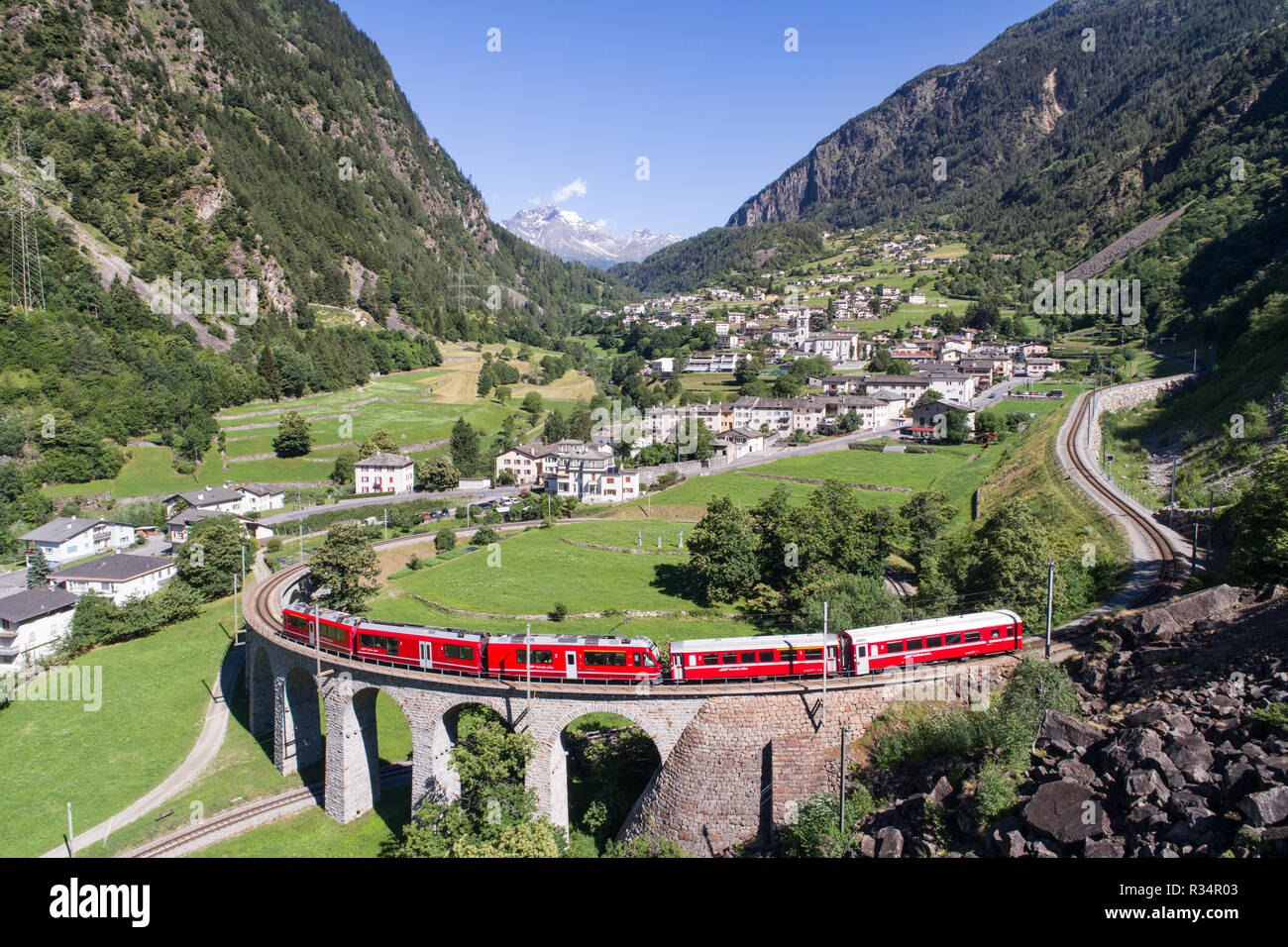 Bernina Express il trenino rosso del Bernina oltre il viadotto di Brusio, patrimonio Unesco Foto Stock