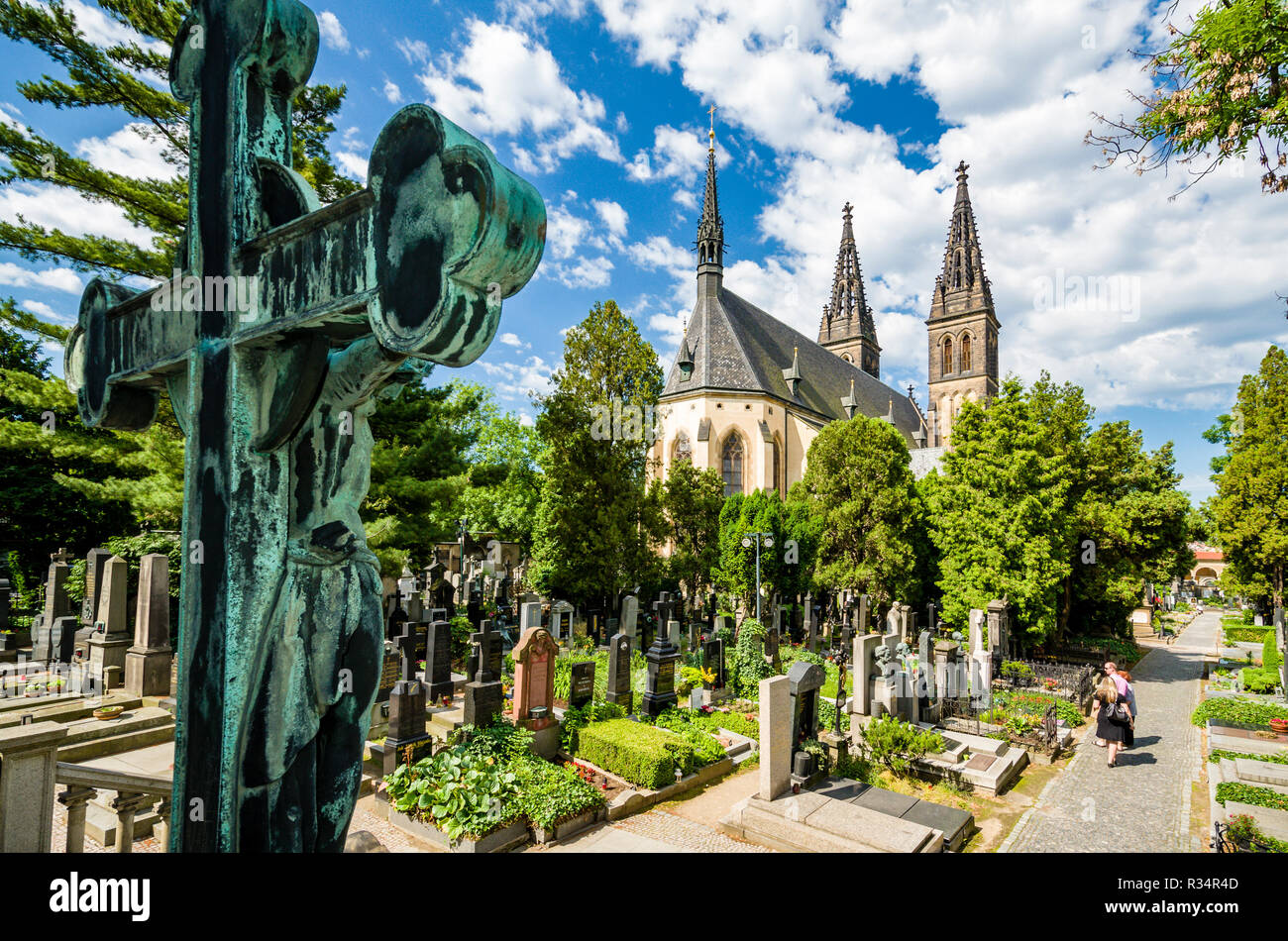 Dettagli del cimitero di Vyšehrad con la Chiesa di San Pietro e Paolo Foto Stock